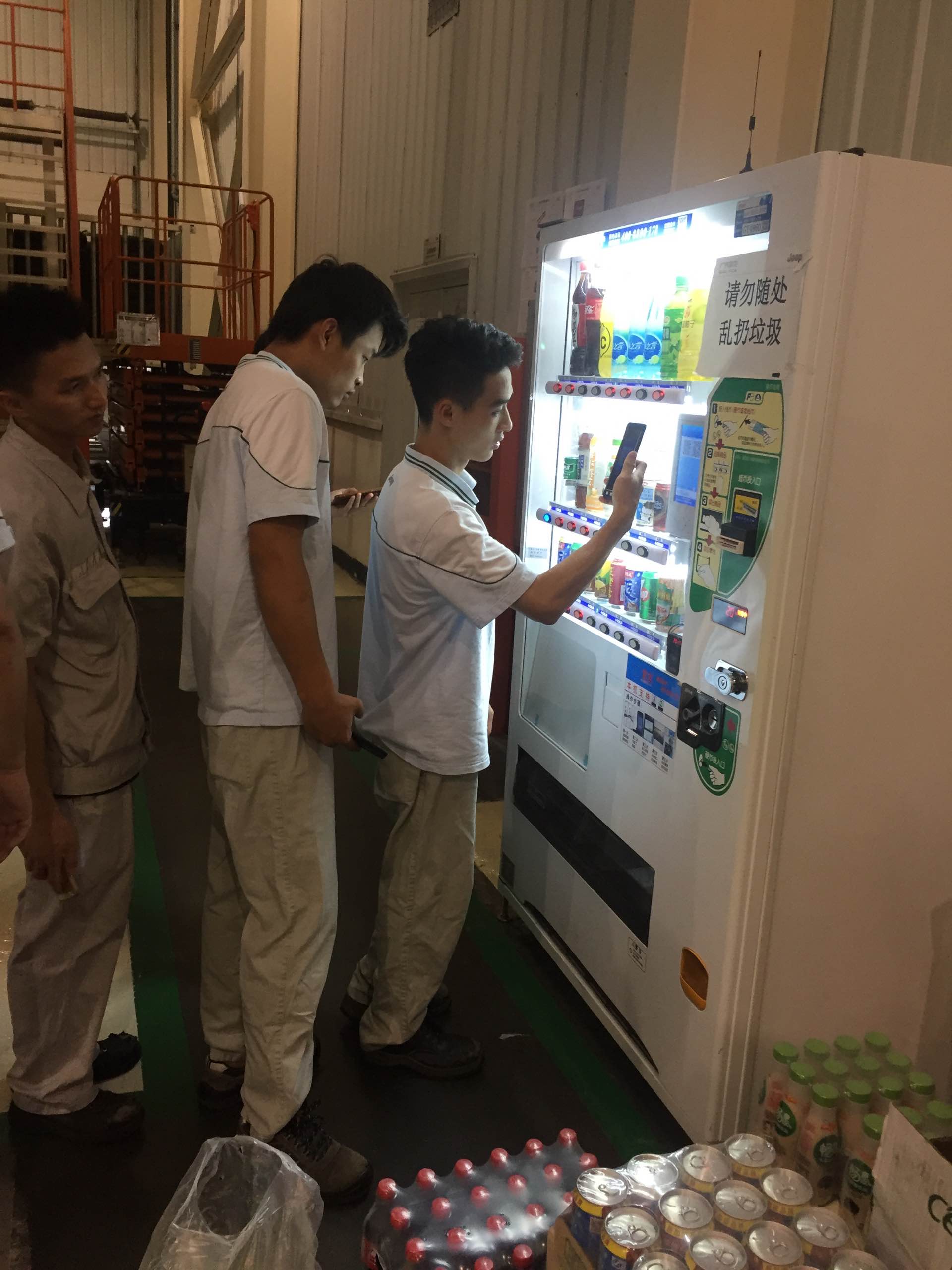 無人售貨機，自動售貨機，自助售貨機，自動販賣機，自助售賣機，富宏智能售貨機
